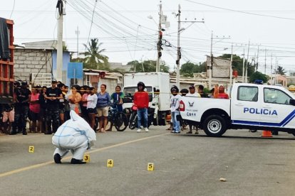 Los agentes de Criminalística levantaron los indicios balísticos.