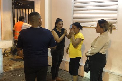 La esposa de la víctima (blusa amarilla) lloraba mientras retiraban los restos de su pareja.