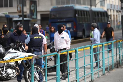Agentes de unidades especiales tambipen arribaron al sitio.