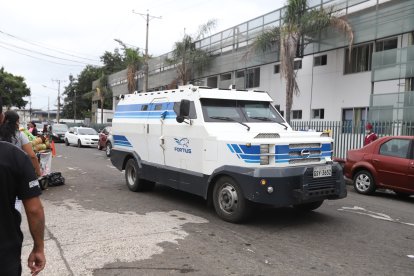 En este carro blindado se trasladaban los guardias que llegaron con el dinero que fue robado.