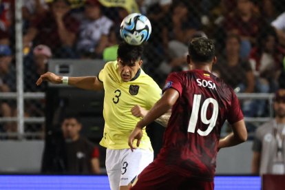 Piero Hincapié, en acción, en el Venezuela vs. Ecuador.