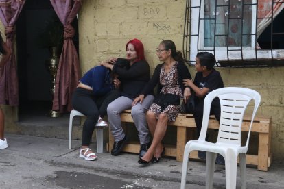 Una de los seis hijos de Lenín Sevillano llora desconsolada la muerte de su padre.