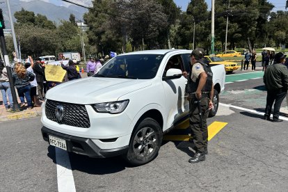 Un fuerte contingente policial realiza requisas en los exteriores de la Asamblea.
