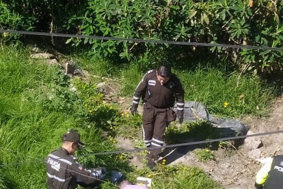 La víctima tenía un saco rosado y un pantalón oscuro. Los habitantes del sector lograron ver que en su cuello había un cable blanco.