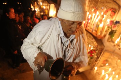 Su tío José Enrique Angulo le precedió en la tarea de ser animero de la localidad.