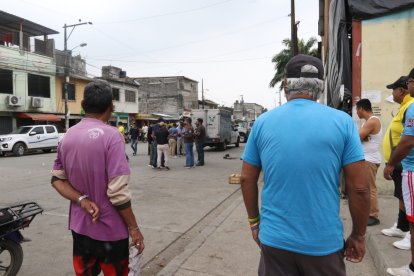 Curiosos en la escena del crimen.