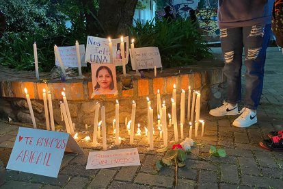 Los amigos colocaron velas, fotografías, rosas y mensajes para honrar la memoria de Abigaíl, quien llevaba más de un mes desaparecida.