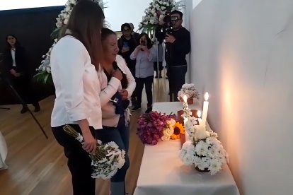 La mamá de Abigail acudió a la capilla ardiente montada en la Universidad de Cuenca.