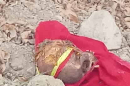 El resto tenía unas cintas, estaba sobre un brasier y 'decorado' con muchas flores.