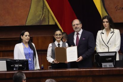 Kronfle recibió el apoyo del pleno con 128 votos afirmativos.