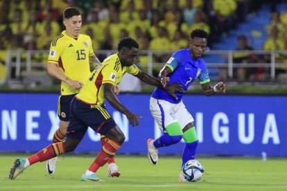 El extremo brasileño Vinícius (d) salió lesionado del partido ante Colombia.
