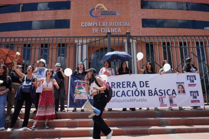 Compañeros universitarios de Abigail realizan plantones para exigir justicia.