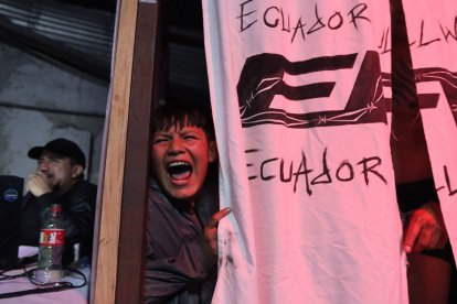 Un niño gritaba emocionado detrás de una cortina.