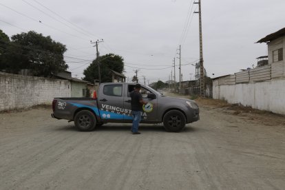 La mañana de ayer vehículo de la empresa de seguridad entraban y salían de las instalaciones.