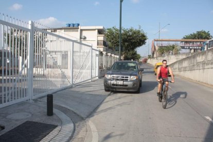 Escenario. Rejas cerca de la avenida Del Bombero, en la ciudadela Los Ceibos.
