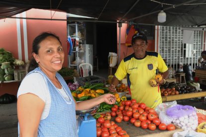 Atiende a todos con la sonrisa que la caracteriza.