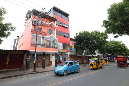 El local se encuentra en la vía principal de Pascuales.