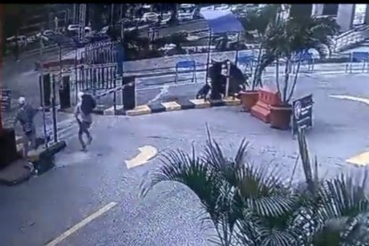 El momento en los delincuentes salieron a la carrera.