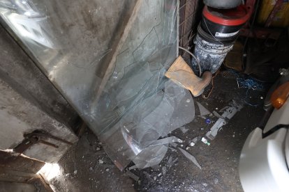 Una lámina de vidrio junto al camión se quebró.