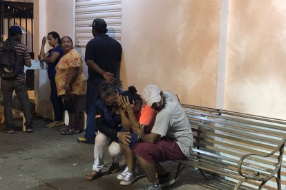 La hermana de Carlos García (sentada en la banqueta) no soportó ver a su ñaño sin vida y entró en shock.