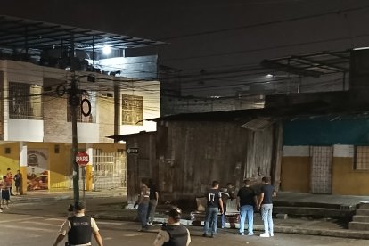 El ataúd fue bajado de un vehículo y dejado en la vereda.