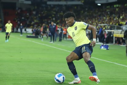 Kevin Rodríguez insistía en rematar al arco.