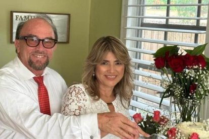 Gloria Acosta y su esposo Michael Wright.