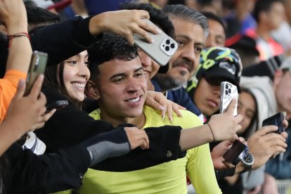 Kendry Páez de Ecuador se toma fotos con aficionados luego de ganar a Chile 1-0-