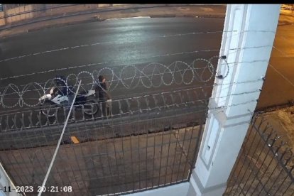 Cámaras de seguridad captaron a los asesinos del uniformado. Iban en moto.