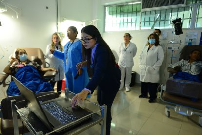 Todo el personal se turna y hace a ratos de disyóquey para atender el pedido de canciones para el karaoke.