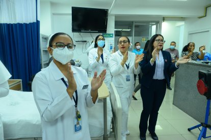 El personal médico y enfermeras son quienes llevan la batuta, haciendo que los pacientes y familiares se sumen a la actividad.