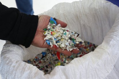 Los objetos se crean a partir de virutas de plásticos de distintos tipos y colores.