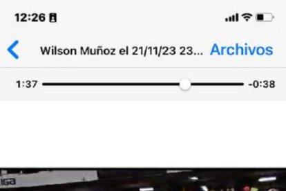 William Pacho recibiendo el cariño de la hinchada.