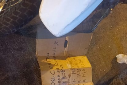 El panfleto hallado junto a la motocicleta en la que se movilizaban los sicarios.