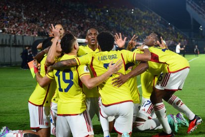 Jugadores de Colombia celebran un gol de Rafael Santos Borré ante Paraguay.