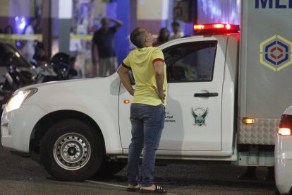 Sentimientos por el doble crimen. Los cuerpos fueron subidos al carro de Medicina Lega.