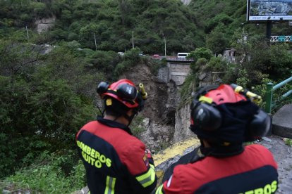 Bomberos llegaron al lugar donde se reportó un derrumbe.