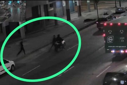 Cámaras de seguridad captaron el momento del crimen de los policias.