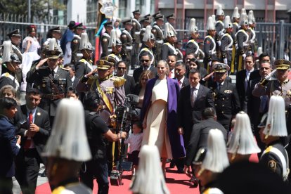 Daniel Noboa, su esposa, Lavinia Valbonesi, y sus hijos, a su llegada al legislativo.