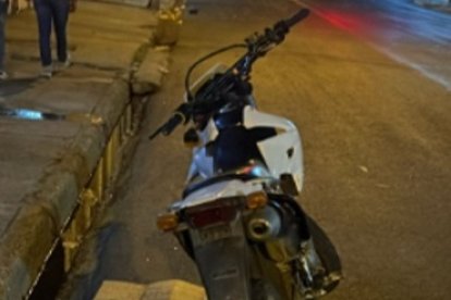 Junto a la motocicleta utilizada por los sicarios se encontró un panfleto.