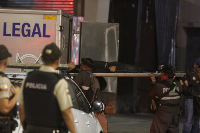Los cuerpos de los agentes fueron subidos al carro de Medicina Legal y llevados a la morgue.