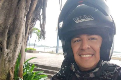 El policía Héctor Barroso fue  velado y sepultado en Milagro.