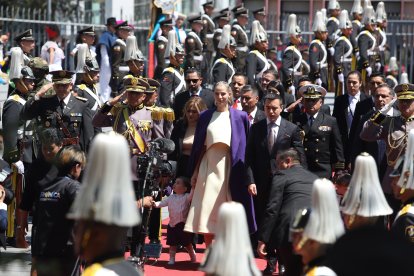 El hijo de Daniel Noboa, en un descuido, agarró el sable de un escolta.