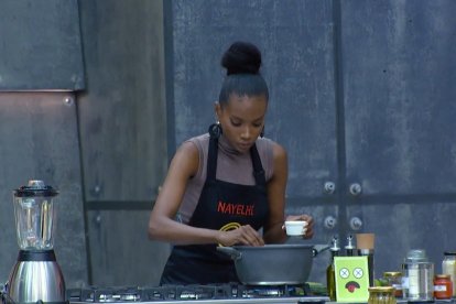 Nayelhi preparó un ensumacao, plato típico esmeraldeño.