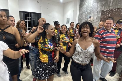 El simple placer de escuchar y bailar salsa une a amantes de este ritmo musical.