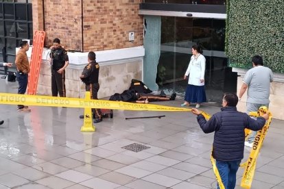 El cuerpo de la víctima mortal quedó cerca de la puerta de vidrio rota durante la incursión.