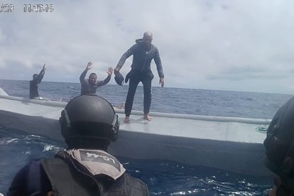 Los tripulantes del semisumergible fueron detenidos y luego llevados hasta la isla San Cristóbal para su judicialización.