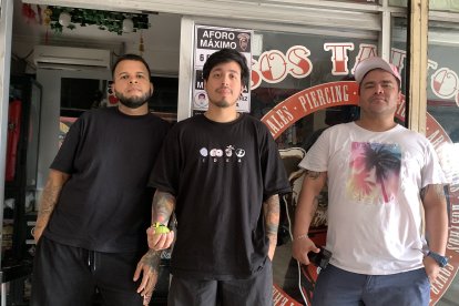 Tatuadoresde Osos Tattoo esperando que los clientes se dupliquen con sus ofertas.