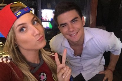 Valentina de Abreu en su personaje de la Chama, junto a Carlos Scavone.