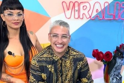 Esteban Vidán en el programa Viralizados, junto a la panelista Laura Bonilla.